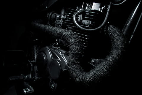 Motor-, Motor, Maschine, Transport, Fahrzeug, Motorrad, Cafe Racer, Spule, Spiral-, Rotor, Beamer, Turbine, Elektronik, Licht, Scheinwerfer, Antriebswelle, Finger, Fotograf, Zubehör, Nahansicht, Metall, keine Leute, Maschinen, Transportmittel, drinnen, Landfahrzeug, Rad, Technologie, Maschinenteil, Kraftfahrzeug, Auto, Fahrzeugteil, schwarze Farbe, Industrie, Reifen, High Angle View, 5K, CC0, gemeinfrei, lizenzfrei