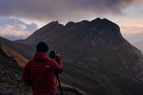 mand, sigter, kamera, bjergkæde, human, person, mennesker, lago delle baste, Italien, fotograf, tøj, hat, kasket, natur, våbenskjold, bjerg, udendørs, vandring, fritids aktiviteter, stativ, beanie, grå, solhat, fotografering temaer, aktivitet, himmel, bagfra, fotografere, skønhed i naturen, en person, scenics - natur, teknologi, sky - himmel, rigtige mennesker, fritidsaktivitet, rolig scene, solnedgang, ro, livsstil, trådløs teknologi, bjergtop, 4K, CC0, offentligt domæne, royaltyfrie