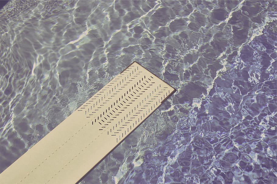 trampolí, piscina, aigua, text, comunicació, cap gent, vista d’angle alt, dia, primer pla, naturalesa, guió occidental, paper, a l'aire lliure, patró, textura, llum solar, signe, mar, gris, missatge, 1080P