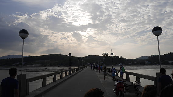 Anlegesteg, Phang Nga, Wolke, Baumwollwolke, Inselhüpfen, Reise, Urlaub, Himmel, Wasser, echte Menschen, wolke - himmel, Gruppe von Leuten, Natur, Lebensstile, Transport, große gruppe von menschen, Strassenlicht, Freizeitbeschäftigung, Männer, Sonnenuntergang, Frau, Straße, Fluss, Menge, Erwachsene, draußen, 4K, CC0, gemeinfrei, lizenzfrei