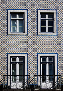 blanc, fusta, emmarcat, finestres, concret, edifici, finestra, patró, paret, casa, rajola, façana, residència, mosaic, barana, ferro forjat, blau, barra transversal, brut, taca, llum solar, dia, cortina, geomètric, esquema, exterior de l'edifici, estructura construïda, arquitectura, vidre - material, cap gent, barri residencial, marc complet, a l'aire lliure, vista d’angle baix, fons, paret de maó, tancat, reflexió, maó, 2K, CC0, domini públic, lliure de regalies