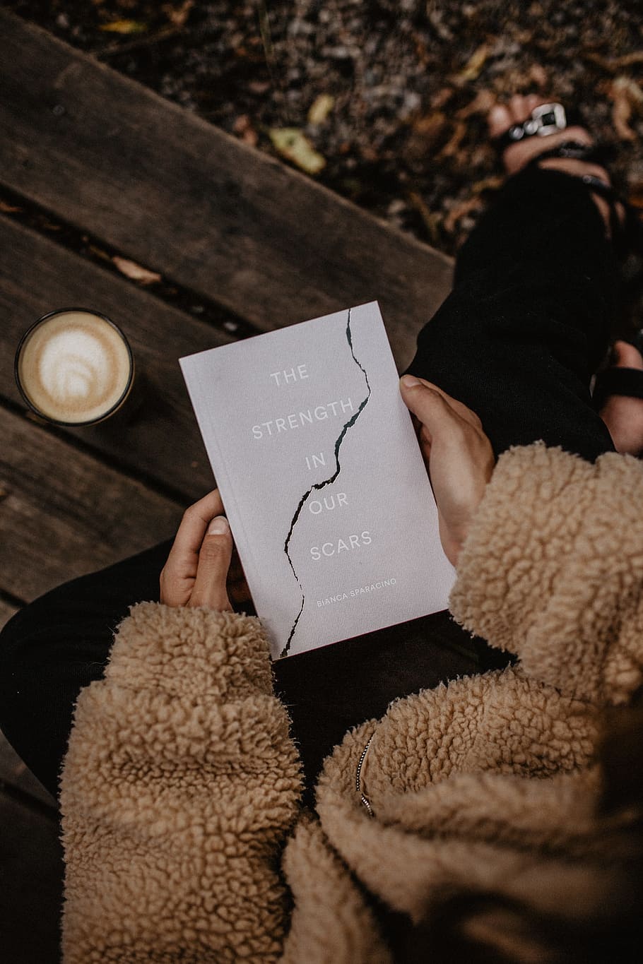 llibre amb etiqueta blanca, força, cicatrius, llegir, llibre, cafè, banc, lectura, lector, persona, latte, tardor, full, caure, una persona, mà humana, persones reals, mà, estils de vida, celebració, part del cos humà, dones, activitat d'oci, comunicació, a l'interior, dia, enfocament selectiu, text, persona irreconeixible, adult, roba calenta, tassa, vista d’angle alt, dit, missatge, 2K