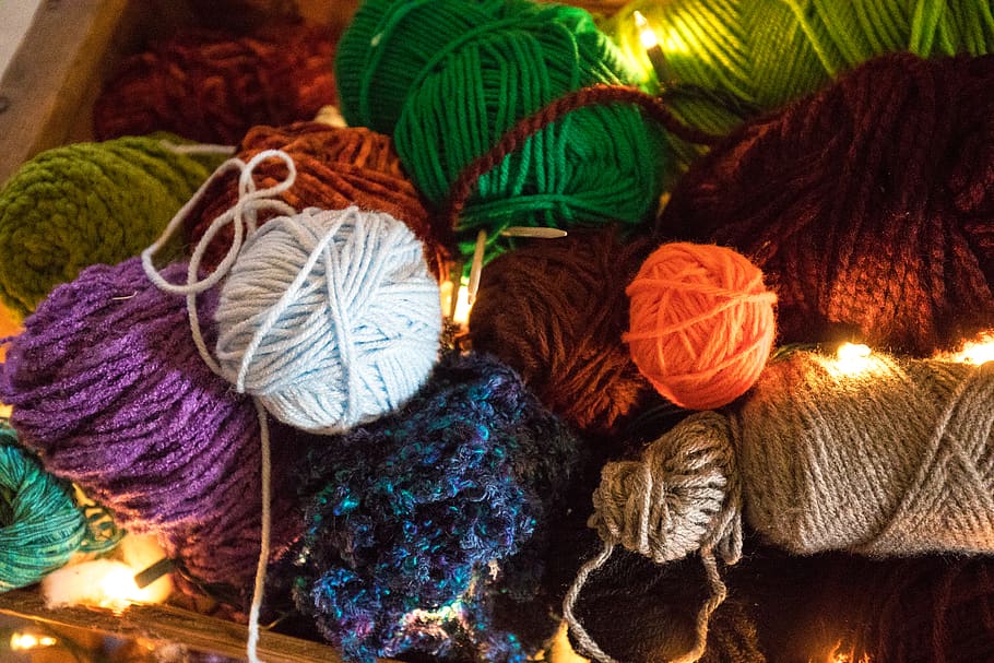 fils de colors assortits, llana, art i artesania, bola de llana, tèxtil, multicolor, teixir, material, artesania, variació, elecció, creativitat, agulla de teixir, a l'interior, primer pla, natura morta, crochet, gran grup d'objectes, fil, suavitat, 5K