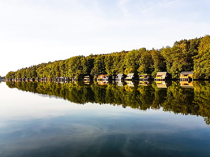 alberi dalle foglie verdi, all'aperto, campagna, natura, Casa, costruzione, villa, alloggiamento, parco, albero, flora, conifera, pianta, Cottage, architettura, monastero, cespuglio, vegetazione, foresta, terra, paesaggio, riflessione, acqua, cielo, bellezza nella natura, lago, scenics - natura, la tranquillità, scena tranquilla, nessuno, lungomare, idilliaco, giorno, scena non urbana, struttura costruita, crescita, 4K, CC0, dominio pubblico, privo di copyright