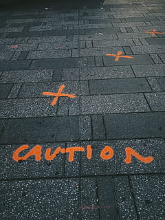 maons pavimentats negres, asfalt, Camí, passarel·la, catifa, paviment, vorera, text, carretera, roba, pantalons, símbol, pissarra, avions, transport, vehicle, avió, tar, vianants, signe, comunicació, guió occidental, cap gent, vista d’angle alt, orientació, marcatge de carreteres, símbol de fletxa, color taronja, marcatge, dia, a l'aire lliure, ciutat, senyal de trànsit, carrer, normes, 4K, CC0, domini públic, lliure de regalies
