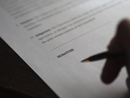 persona, detenzione, penna, bianca, carta per stampante, amministrazione, sfocatura, commercio, composizione, affare, scrivania, documento, finanza, messa a fuoco, mano, legge, i soldi, numero, ufficio, lavoro d'ufficio, persone, ombra, firma, natura morta, scrittura, comunicazione, testo, carta, mano umana, parte del corpo umano, messa a fuoco selettiva, attività commerciale, contrarre, avvicinamento, accordo, in casa, strumento di scrittura, sceneggiatura occidentale, dito, governo, 4K, CC0, dominio pubblico, privo di copyright