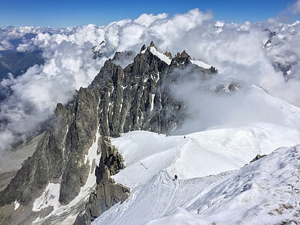 bjergtop, bjerg, natur, udendørs, bjergkæde, is, spids, sne, gletscher, chamonix, dyr, fugl, piste, sport, hældning, klatring, eventyr, fritids aktiviteter, lavine, snowboarding, scenics - natur, skønhed i naturen, vinter, kold temperatur, himmel, landskab, sky - himmel, dag, rolig scene, ingen mennesker, ro, miljø, ikke-urbane scene, hvid farve, klippe, snedækket bjerg, ekstremt vejr, formation, 2K, CC0, offentligt domæne, royaltyfrie