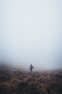 bjerg, highland, græs, udendørs, vandretur, trek, rejse, alene, mennesker, kvinde, tåge, himmel, en person, rigtige mennesker, skønhed i naturen, fritidsaktivitet, natur, ro, miljø, kopiere plads, dag, jord, fuld længde, ikke-urbane scene, livsstil, scenics - natur, rolig scene, uigenkendelig person, 5K, CC0, offentligt domæne, royaltyfrie