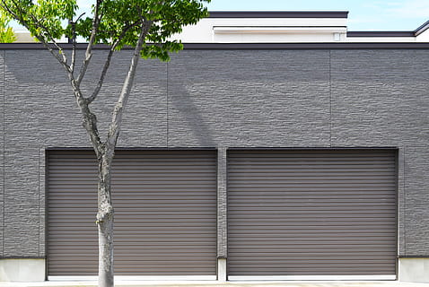 lukket, grå, rulleskodder, træ, japan, væg, minimal, vin, plante, flora, ahorn, egetræ, arkitektur, grå hus, vedbend, gade struktur, gå, japan street view, gadearkitektur, gade, Gade syn, lukker, bygget struktur, bygning udvendig, bygning, dag, ingen mennesker, vindue, hus, udendørs, mønster, murbygningsfunktion, lav vinkel visning, boligområde, tag, natur, metal, by, jern, garage, bølgepap, 5K, CC0, offentligt domæne, royaltyfrie