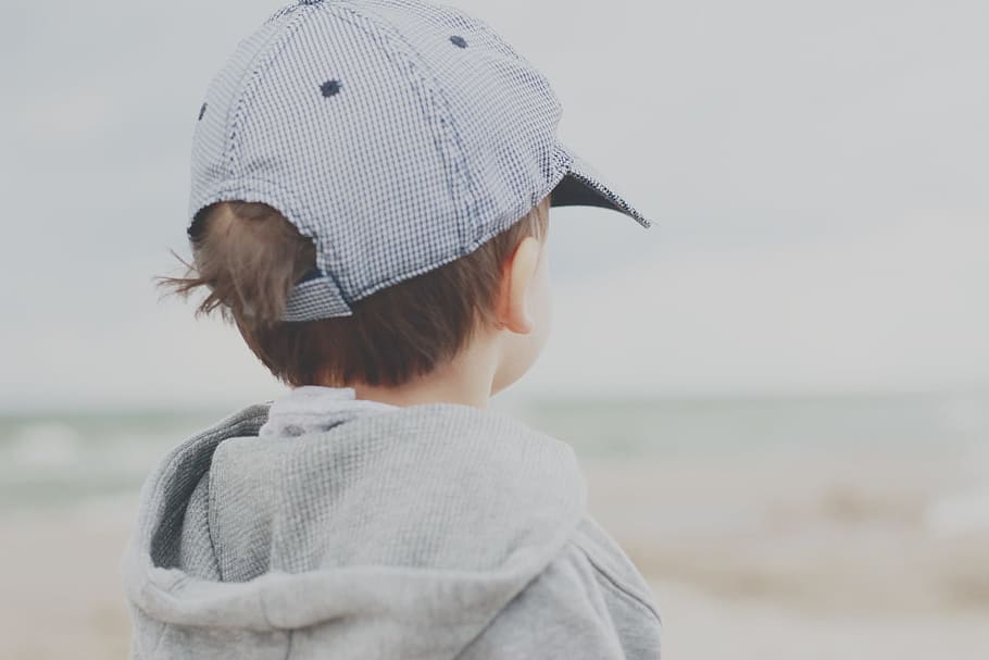 petit, noi, platja, tapa, barret, nen, nen petit, nadó, família, sorra, aigua, mar, vista del darrere, tirada al cap, una persona, infància, persones reals, estils de vida, retrat, cel, dia, naturalesa, activitat d'oci, centrar-se en primer pla, terra, horitzó sobre l’aigua, a l'aire lliure, mirant la vista, 1080P