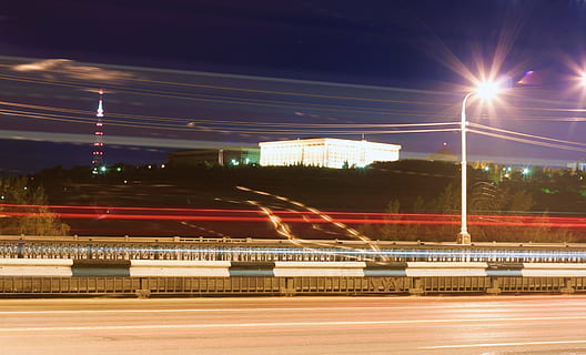 sfondo, sfocato, ponte, buio, illuminato, movimento, notte, all'aperto, strada, Russia, cittadina, traffico, viaggio, Ufa, urbano, modo, velocità, lunga esposizione, movimento sfocato, architettura, struttura costruita, mezzi di trasporto, sentiero leggero, città, nessuno, lampione, esterno dell'edificio, cielo, attrezzatura per l'illuminazione, 2K, CC0, dominio pubblico, privo di copyright