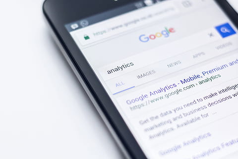 elektronik, mobiltelefon, skærm, smartphone, google, søgemaskine, mobil, internet side, internet, tæt på, studio skud, tekst, trådløs teknologi, ingen mennesker, teknologi, vestlige script, indendørs, meddelelse, nummer, hvid baggrund, selektiv fokusering, stilleben, forretning, finansiere, høj vinkel visning, digital tablet, forbindelse, papir, 4K, CC0, offentligt domæne, royaltyfrie
