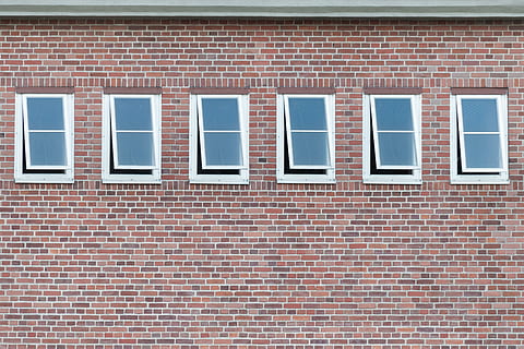 finestre con cornice bianca, finestra, mattone, wrocław, Polonia, grigio, sei, Aperto, ha aperto, socchiuso, parete, muro di mattoni, architettura, struttura costruita, esterno dell'edificio, caratteristica della parete, fotogramma intero, nessuno, giorno, sfondi, rosso, costruzione, di fila, modello, fianco a fianco, quartiere residenziale, Inquadratura dal basso, ripetizione, telaio della finestra, casa a schiera, 5K, CC0, dominio pubblico, privo di copyright