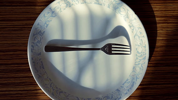 Schau runter, Gabel, Teller, Schatten, minimal, Kontrast, Abendessen, Stillleben, Innen-, symetrisch, interessant, Tabelle, Essgeschirr, Küchenutensilien, drinnen, keine Leute, High Angle View, Tischmesser, Haushaltsausstattung, Gedeck, direkt darüber, Nahansicht, Messer, leeren, Holz - Material, Essen und Trinken, Lebensmittel, Rahmen, Geschirr, 4K, CC0, gemeinfrei, lizenzfrei