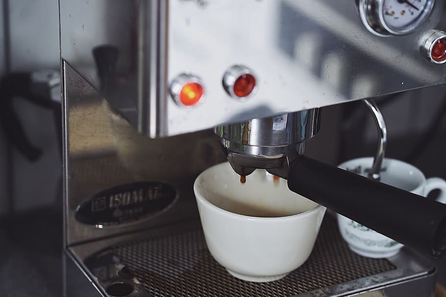caffè, fricchettone, macchina, bar, kaffee, rosso, argento, caffè espresso, cappuccino, casa, interno, cucina, caffettiera, apparecchio, in casa, cibo e bevande, macchina per caffè espresso, avvicinamento, macchinario, nessuno, caffè - bevanda, tazza di caffè, boccale, tazza, concentrarsi sulle conoscenze acquisite, natura morta, metallo, parte della macchina, fabbricazione, cibo, caffetteria, 4K