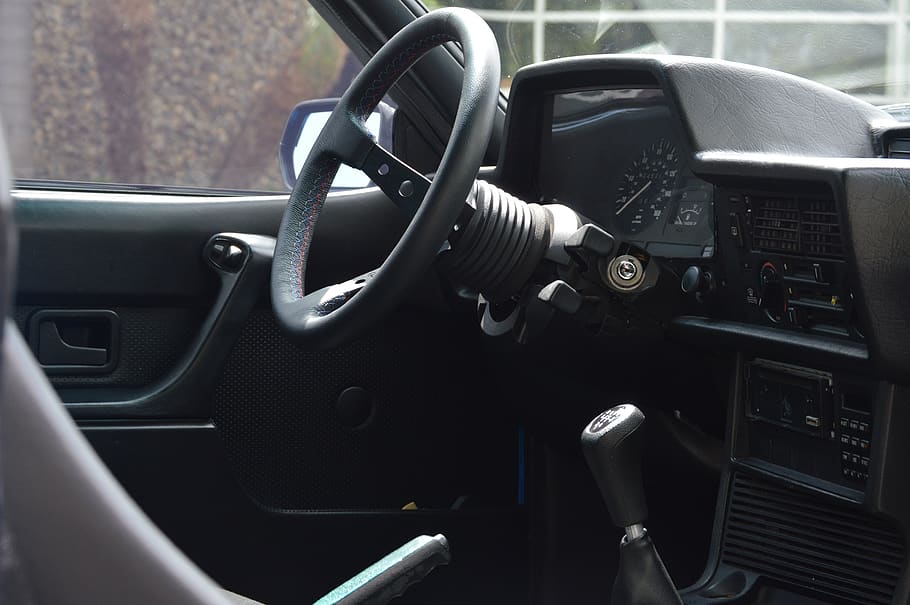 cotxe, interior del vehicle, manera de transport, interior del cotxe, transport, tecnologia, panell de control, primer pla, volant, vehicle terrestre, cap gent, palanca de canvis, control, panell, automòbil, dia, a l'interior, estil retro, color negre, 4K