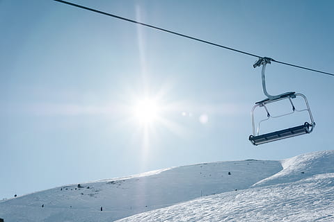 funivia grigia, funivia, mezzi di trasporto, veicolo, la neve, all'aperto, sciare, inverno, natura, seggiovia, montagne, Alpi, Kaiserwetter, sport, gli sport, pendenza, montagna, pista, corda, ghiaccio, temperatura fredda, sciovia, sole, luce del sole, funivia aerea, cielo, bellezza nella natura, giorno, viaggio, scenics - natura, riflesso lente, modo di trasporto, raggio di sole, montagna innevata, nessuno, luminosa, 5K, CC0, dominio pubblico, privo di copyright