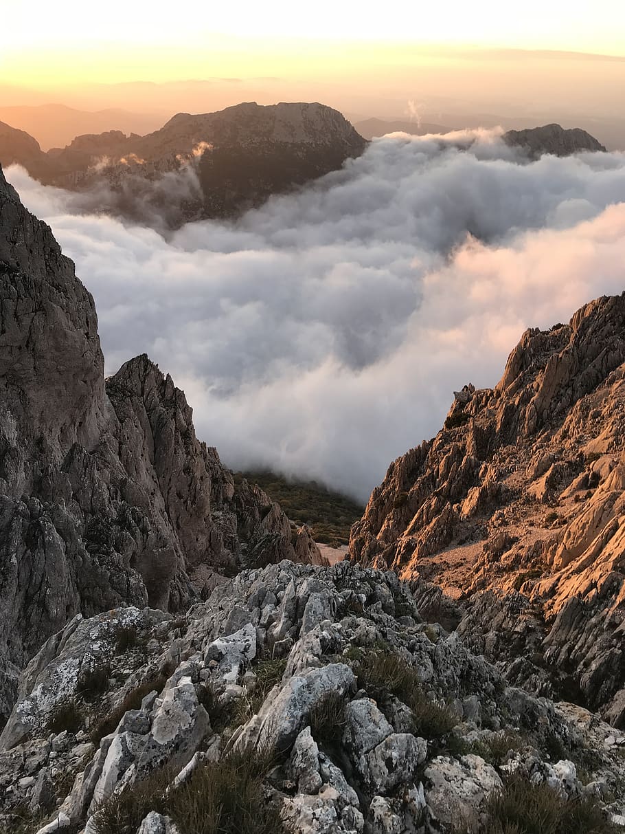 rocós, muntanya, mar, núvols, la llum del dia, alt, paisatge, naturalesa, muntanya rocosa, escènic, posta de sol, cel, escenics - natura, bellesa a la natura, núvol - cel, rock, escena tranquil·la, tranquil·litat, rock - object, escena no urbana, sòlid, medi ambient, Serra, formació de roca, idíl·lic, remot, cap gent, a l'aire lliure, formació, cim de muntanya, erosionat, 4K