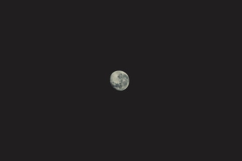 Luna, natura, all'aperto, notte, astronomia, universo, spazio, chiaro di luna, stelle, Luna piena, eclisse, eclissi lunare, pianeta, sfera, acqua, oceano, mare, scenario, costa, cielo, bellezza nella natura, luna planetaria, Inquadratura dal basso, copia spazio, la tranquillità, scenics - natura, scena tranquilla, nessuno, superficie lunare, cielo sereno, idilliaco, esplorazione dello spazio, cerchio, buio, astrologia, spazio e astronomia, 5K, CC0, dominio pubblico, privo di copyright
