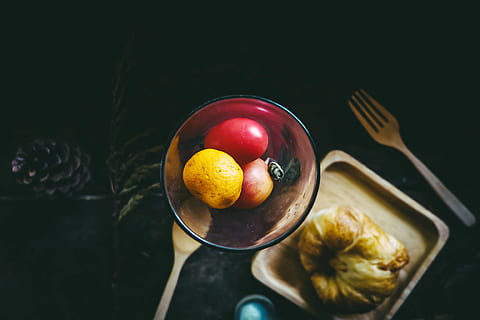croissant, pane, display, tavolo, bicchiere, frutta, cibo, di legno, cucchiaio, forchetta, cibo e bevande, freschezza, utensile da cucina, mangiare sano, in casa, natura morta, benessere, vista dall'alto, pronto a mangiare, attrezzature domestiche, piatto, nessuno, agrumi, cibo dolce, direttamente sopra, sfondo nero, tentazione, arancia, coltello da tavola, prima colazione, 4K, CC0, dominio pubblico, privo di copyright