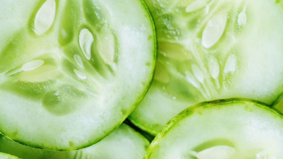 fons, brillant, primer pla, fred, cogombre, tallar, retallada, deliciós, dieta, fer dieta, aliments, ze, fresc, verd, la meitat, saludable, ingredient, natural, nutrició, orgànic, patró, peça, crua, refrescant, menjar i beguda, tall, alimentació saludable, vegetals, frescor, menjar, color verd, benestar, cap gent, marc complet, tir de l'estudi, secció transversal, fruita, a l'interior, madur, grup d'objectes, primer pla extrem, picat, petit grup d'objectes, fons abstractes, 4K