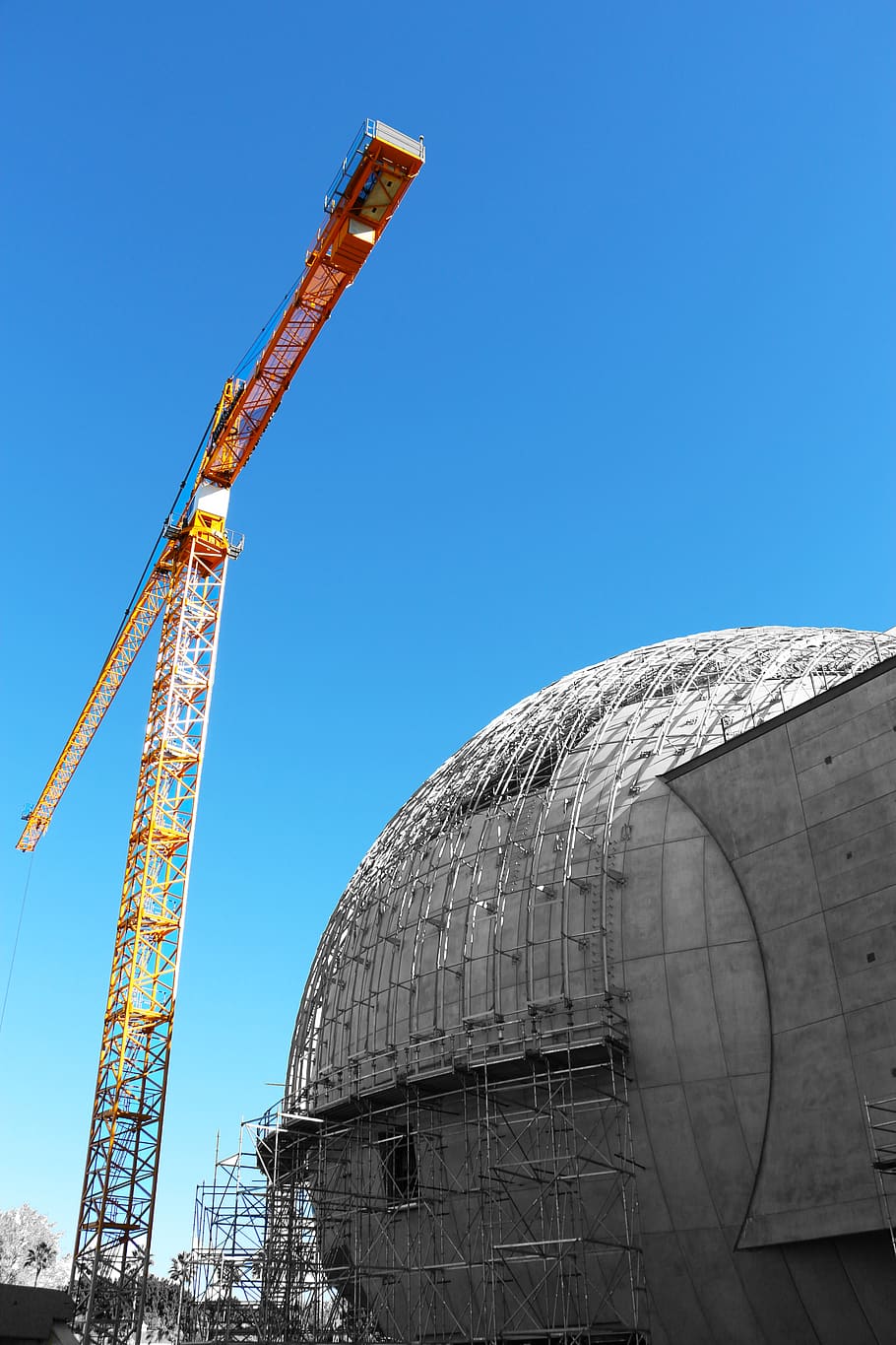 grua de construcció, cúpula, construcció, edifici, arquitectura, caixa, grua, lloc, la llum del dia, observatori, barana, bastides, silueta, hangar, edifici d'oficines, animal, ocell, cigonya, màquina, motor, grua - maquinària de construcció, cel, maquinària, indústria, estructura construïda, lloc de construcció, industria de la construcció, cel clar, vista d’angle baix, dia, naturalesa, desenvolupament, a l'aire lliure, alta - alta, exterior de l'edifici, còpia espai, cap gent, blau, metall, equips de construcció, concret, 5K