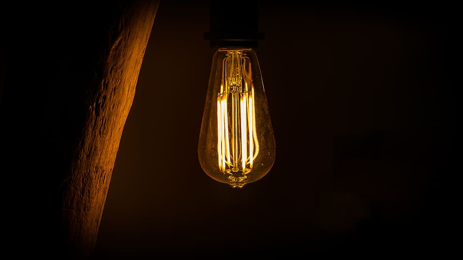 luce di stringa accesa, luce, lampada, lampadina, illuminazione, guidato, buio, notte, raggiante, splendore, atmosfera, legna, apparecchio di illuminazione, paralume, neon, faro, plafoniera, falena, farfalla, animale, illuminato, attrezzatura per l'illuminazione, elettricità, vetro - materiale, filamento, in casa, avvicinamento, singolo oggetto, girato in studio, luce elettrica, sfondo nero, luce - fenomeno naturale, combustibile e produzione di energia, nessuno, tecnologia, trasparente, lampada elettrica, Alimentazione elettrica, lusso, 5K