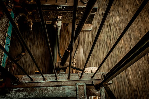 verbinding, vervoer, trein, trein koppeling, bewegingsonscherpte, machinerie, trein auto, donker, trein in beweging, appartement, binnenshuis, behuizing, gebouw, vliering, zolder, engel, aartsengel, kunst, aanbidden, kijken tussen rijtuigen, verlaten, hout - materiaal, geen mensen, oud, metaal, plafond, lage hoekweergave, architectuur, beschadigde, verouderd, ingebouwde structuur, roestig, afwijzen, dag, oververmoeid, muur - bouwfunctie, verslechtering, industrie, slechte conditie, geruïneerd, dakbalk, 4K, CC0, publiek domein, royaltyvrij
