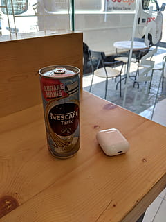 Hardware-, Elektronik, Maus, Computer, Zinn, können, Bier, Alkohol, Getränk, Stuhl, Möbel, Holz, Tabelle, Mobiltelefon, Handy, Telefon, Sperrholz, Aluminium, Konserven, Kommunikation, Holz - Material, drinnen, Container, Fokus auf den Vordergrund, Text, keine Leute, Nahansicht, westliche Schrift, Stillleben, Darstellung, Essen und Trinken, High Angle View, Restaurant, Tasse, Wegwerfbecher, Flasche, Wegwerf, Tierdarstellung, Botschaft, 4K, CC0, gemeinfrei, lizenzfrei