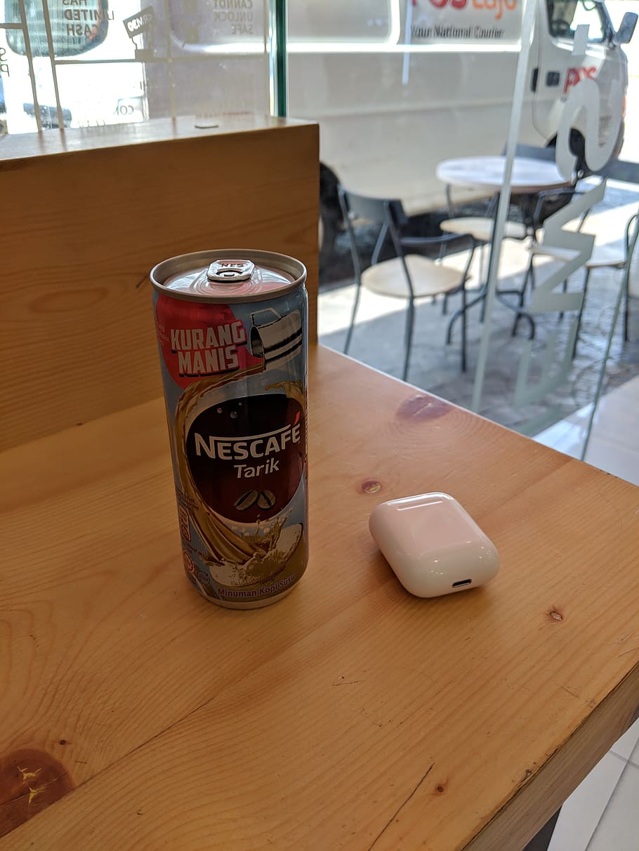 Hardware-, Elektronik, Maus, Computer, Zinn, können, Bier, Alkohol, Getränk, Stuhl, Möbel, Holz, Tabelle, Mobiltelefon, Handy, Telefon, Sperrholz, Aluminium, Konserven, Kommunikation, Holz - Material, drinnen, Container, Fokus auf den Vordergrund, Text, keine Leute, Nahansicht, westliche Schrift, Stillleben, Darstellung, Essen und Trinken, High Angle View, Restaurant, Tasse, Wegwerfbecher, Flasche, Wegwerf, Tierdarstellung, Botschaft, 4K