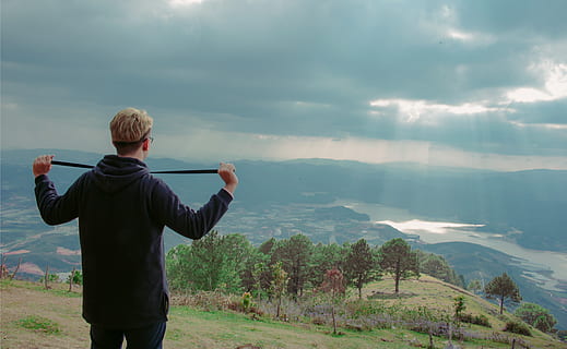 Mann, tragen, Kapuzenpullover, Stehen, Berg, wolkig, Himmel, Wolken, Kerl, hoch, Kapuzenpulli, idyllisch, Jacke, Landschaft, Freizeit, Berge, Person, Erholung, szenisch, Sonnenstrahlen, Bäume, eine Person, Rückansicht, wolke - himmel, echte Menschen, Männer, Schönheit in der Natur, Szenen - Natur, Freizeitbeschäftigung, Baum, Lebensstile, Natur, Dreiviertel Länge, Nicht-städtische Szene, ruhige Szene, Tag, menschlicher Arm, draußen, Blick auf Ansicht, Arme erhoben, 4K, CC0, gemeinfrei, lizenzfrei