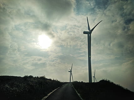 vessant, cel, aerogenerador, turbina, energia renovable, energia alternativa, generació de combustible i energia, conservació del medi ambient, energia eòlica, medi ambient, núvol - cel, naturalesa, direcció, paisatge, el camí a seguir, carretera, transport, bellesa a la natura, camp, dia, cap gent, a l'aire lliure, poder a la natura, 4K, CC0, domini públic, lliure de regalies