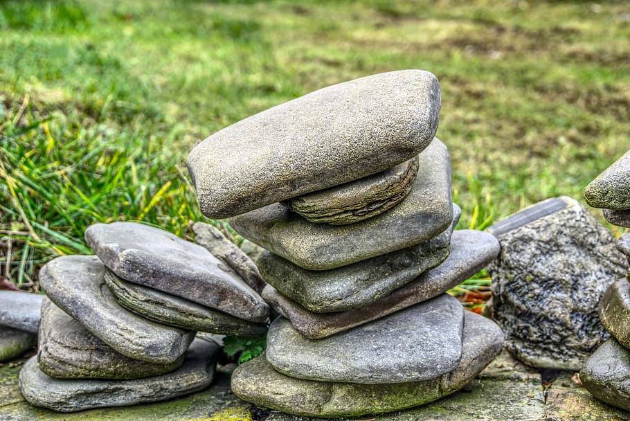 Steine, Stapel, gestapelt, Kunst, Skulptur, Zen, Natur, sich ausruhen, Entspannen Sie Sich, hdr, Hoher dynamischer Bereich, Kontrast, Steinhaufen, solide, Gras, Stein, keine Leute, Tag, Stein - Objekt, Pflanze, Fokus auf den Vordergrund, Balance, Rock, draußen, Feld, Nahansicht, Rock - Objekt, Land, Ruhe, Statue, Kieselstein, 5K