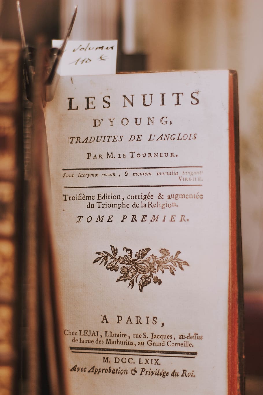 les nuits llibre, text, comunicació, a l'interior, cap gent, guió occidental, paper, llibre, publicació, primer pla, pàgina, script no occidental, natura morta, guió, educació, religió, enfocament selectiu, creença, obert, material de fusta, vista d’angle alt, missatge, 5K
