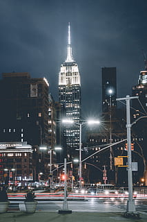 messaggi di cemento grigio, costruzione, città, urbano, metropoli, cittadina, luce, strada, edificio per uffici, alto aumento, architettura, centro, grattacielo, bagliore, guglia, Torre, campanile, nyc, New York City, New York, impero, esterno dell'edificio, struttura costruita, illuminato, notte, cielo, mezzi di trasporto, alto - alto, destinazioni di viaggio, vita di città, via della città, lampione, viaggio, modo di trasporto, natura, all'aperto, edificio per uffici esterno, paesaggio urbano, moderno, 5K, CC0, dominio pubblico, privo di copyright