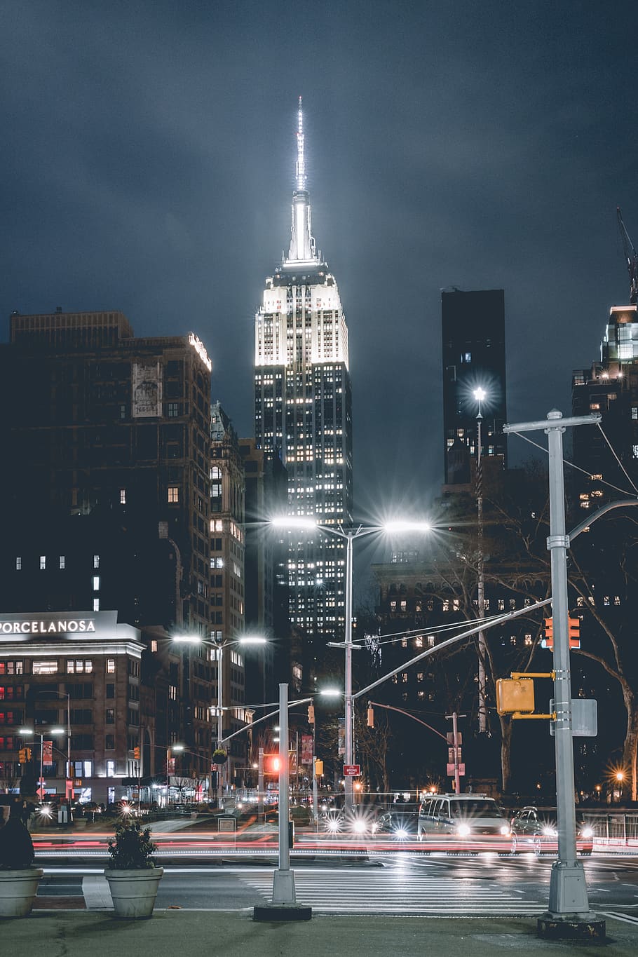 messaggi di cemento grigio, costruzione, città, urbano, metropoli, cittadina, luce, strada, edificio per uffici, alto aumento, architettura, centro, grattacielo, bagliore, guglia, Torre, campanile, nyc, New York City, New York, impero, esterno dell'edificio, struttura costruita, illuminato, notte, cielo, mezzi di trasporto, alto - alto, destinazioni di viaggio, vita di città, via della città, lampione, viaggio, modo di trasporto, natura, all'aperto, edificio per uffici esterno, paesaggio urbano, moderno, 5K