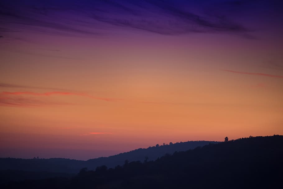 serra de boira, posta de sol, naturalesa, a l'aire lliure, cel, vespre, cel vermell, alba, sortida del sol, paisatge, Serra, muntanya, Surrey, dorking, denbies, turons de surrey, UK, Anglaterra, horitzó, camp, escenics - natura, silueta, bellesa a la natura, escena tranquil·la, tranquil·litat, color taronja, medi ambient, idíl·lic, escena no urbana, cap gent, núvol - cel, arbre, cel dramàtic, cel romàntic, 5K