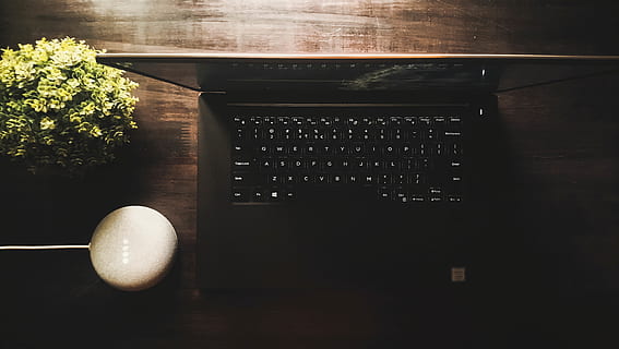 laptop, technologia, tech, urządzenie, maszyna, prosty, minimalny, estetyczny, spokojna, przytulny, obszar roboczy, żadnych ludzi, wewnątrz, drewno - materiał, stół, komputer, zbliżenie, martwa natura, kultura i rozrywka artystyczna, dzień, wyposażenie komputera, porozumiewanie się, architektura, odbicie, wysoki kąt widzenia, Ściana, światło słoneczne, brak, Natura, 5K, CC0, domena publiczna, darmowe zdjęcia