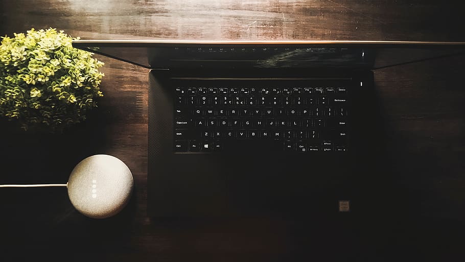 bærbar, teknologi, tech, apparat, maskine, gadget, enkel, minimal, æstetisk, berolige, hyggelig, arbejdsområde, ingen mennesker, indendørs, træ - materiale, bord, computer, tæt på, stilleben, kunstkultur og underholdning, dag, computerudstyr, meddelelse, arkitektur, afspejling, høj vinkel visning, væg, sollys, fravær, natur, 5K