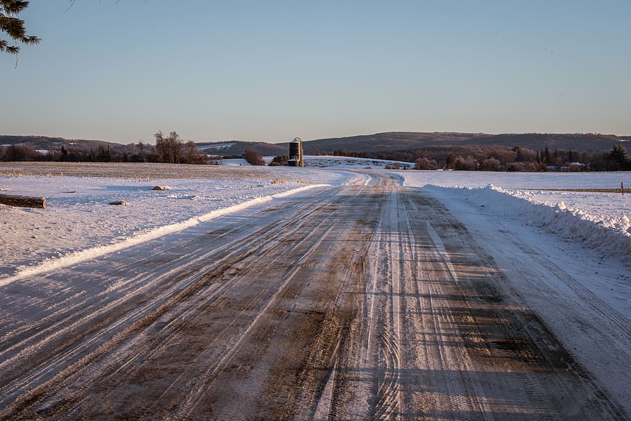 hivern, carretera, recta, neu, posta de sol, graner, granja, fred, gelada, espais oberts, cel clar, paisatge, tarda, carretera nacional, temperatura de fred, cel, naturalesa, medi ambient, transport, escenics - natura, dia, cap gent, escena tranquil·la, el camí a seguir, pista de pneumàtics, direcció, tranquil·litat, congelat, bellesa a la natura, a l'aire lliure, muntanya nevada, 5K