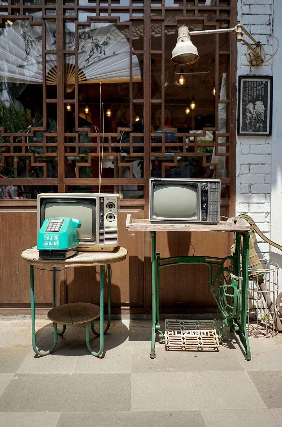 tv antiga, taula, cadira, seient, absència, negocis, mobles, cap gent, dia, tecnologia, arquitectura, material de fusta, a l'interior, comunicació, ordinador, il·luminat, buit, cafeteria, escriptori, estructura construïda, llum elèctrica, 4K