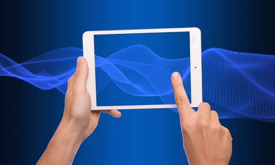 tauleta, ordinador, tecnologia, Internet, pantalla, sense fils, digital, Tablet PC, coixinet, tocar, comunicació, informació, pantalla tàctil, dispositiu, portàtil, mà humana, mà, part del cos humà, tecnologia sense fils, connexió, tir de l'estudi, blau, xarxa d’ordinadors, tauleta digital, celebració, adult, primer pla, equips informàtics, a l'interior, dit, fons blau, comunicacions globals, 4K