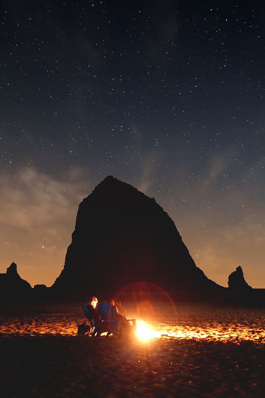 foto, parella, assegut, frontal, foguera, muntanya, roca del paller, foc, estrella, Costa, núvol, persona, gent, cadira, cel, platja, sorra, rock, estiu, estil de vida, nit, fosc, cannon beach, oregon, estrella - espai, naturalesa, paisatge, astronomia, a l'aire lliure, escenics, galàxia, desert, viatjar, posta de sol, aventura, silueta, llum - fenomen natural, Via Làctea, espai, bellesa a la natura, exploració, senderisme, rock - object, fons, color negre, campament, vacances, vespre, brillant, vermell, destinacions de viatge, tenda, sol, color taronja, llum solar, 5K
