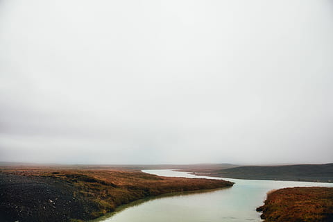 panoramisk, udsigt, grå, overskyet, himmel, falde felt, flodstrøm, skyer, efterår, tåge, grøn, landskab, eng, bjerg, strøm, ødemark, cloudscape, landskabet, dug, miljø, Mark, felter, løv, græs, dis, natur, udendørs, flod, landdistrikterne, sæson, vand, kopiere plads, scenics - natur, ingen mennesker, ro, dag, rolig scene, skønhed i naturen, ikke-urbane scene, hav, jord, strand, lagune, 2K, CC0, offentligt domæne, royaltyfrie