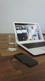 PC, electrònica, ordinador, portàtil, maquinari, teclat d’ordinador, maquinari de l'ordinador, teclat, telèfon, mòbil, telèfon mòbil, taula, mobles, pantalla, monitor, pantalla lcd, fusta, escriptori, ordinador portàtil de plata, tecnologia, tecnologia sense fils, connexió, comunicació, vidre, cap gent, bebent aigua, a l'interior, material de fusta, copa, aigua, equipament per a la llar, natura morta, menjar i beguda, equips informàtics, 4K, CC0, domini públic, lliure de regalies