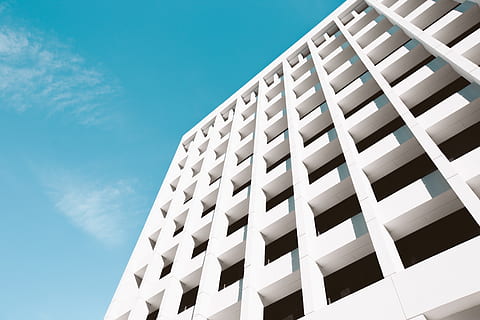 arquitectura, edifici, infraestructura, estructura, establiment, apartament, finestres, condomini, hotel, núvols, cel, exterior de l'edifici, vista d’angle baix, estructura construïda, cap gent, naturalesa, dia, modern, patró, Color blanc, ciutat, llum solar, a l'aire lliure, blau, exterior d’edifici d’oficines, finestra, repetició, cel clar, gratacels, 5K, CC0, domini públic, lliure de regalies