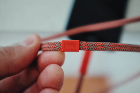 lander, explorelander, a l'aire lliure, tecnologia, equipament, cable, teixir, vermell, gris, iphone, telèfon, vsco, llamps, mà, blanc, negre, color, fotografia, mòbil, mà humana, part del cos humà, primer pla, a l'interior, una persona, enfocament selectiu, celebració, adult, centrar-se en primer pla, connexió, part del cos, habilitat, dia, dit, precisió, ocupació, dit humà, 4K, CC0, domini públic, lliure de regalies