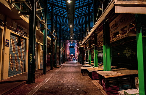 leerer Flur, städtisch, Stadt, Straße, Gebäude, Stadt, Dorf, Gang, die Architektur, Gasse, Bank, Möbel, Pfad, Warenhaus, Säule, Veranda, Gehweg, Beleuchtung, Fenster, gebaute Struktur, Richtung, der Weg nach vorn, beleuchtet, keine Leute, Lichtanlage, Fußweg, abnehmende Perspektive, Veröffentlichung, Buch, drinnen, leeren, Bildung, Arkade, Nacht-, Decke, 5K, CC0, gemeinfrei, lizenzfrei