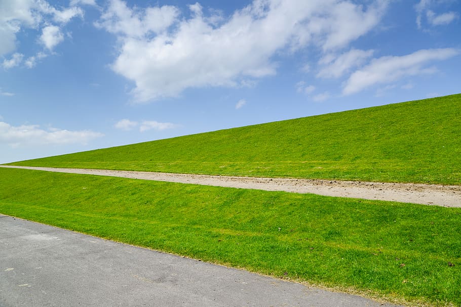 foto de paisatge, verd, camp de gespa, núvols, la llum del dia, camp, herba, sòl, orientació, paisatge, naturalesa, camp obert, perspectiva, carretera, escènic, cel, núvol - cel, color verd, medi ambient, terra, dia, cap gent, planta, escena tranquil·la, tranquil·litat, bellesa a la natura, transport, esport, escenics - natura, horitzó sobre la terra, a l'aire lliure, paisatge rodant, 5K