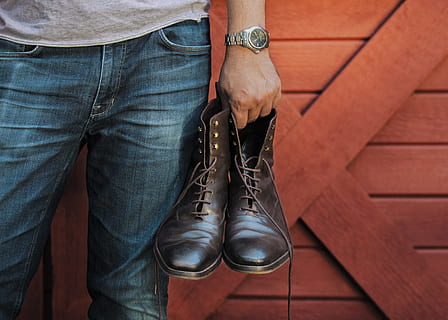 botas gastadas, zapato, bota, Moda, rústico, calzado, zapato para hombre, moda de hombres, granero, cuero, cordón, mano, vaquero, participación, hombres, ropa, pantalones, machos, elegancia, ropa casual, gente, marrón, material de madera, de cerca, par, moderno, antecedentes, estilos de vida, al aire libre, para caminar, de moda, pie humano, adulto, estilo, 5K, CC0, dominio público, libre de derechos